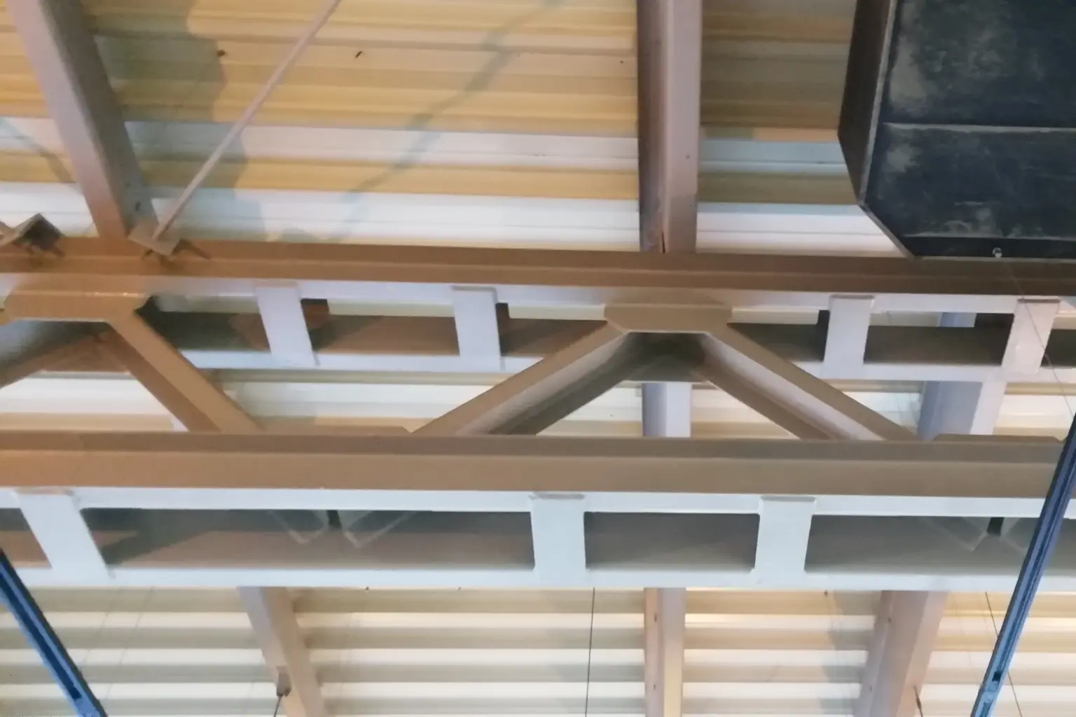 Ocena możliwości instalacji paneli fotowoltaicznych na dachu pasażu handlowego (2022)